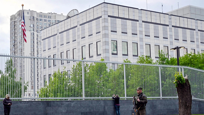 Un militar ucraniano frente a la embajada de Estados Unidos en Kiev, Ucrania, el 18 de mayo de 2022. (SERGEI SUPINSKY/AFP vía Getty Images)