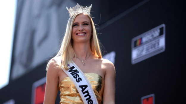 Miss America, una oficial de la Fuerza Aérea, desafía los prejuicios sobre los concursos de belleza