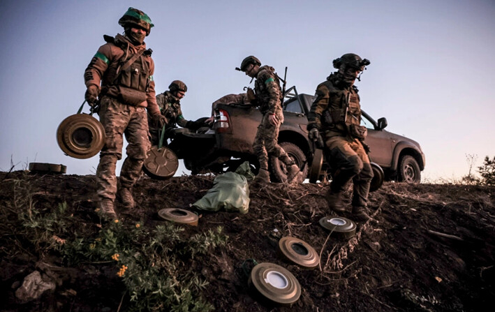 Soldados ucranianos se preparan para colocar minas terrestres antitanque y obstáculos no explosivos a lo largo de la línea del frente cerca de Chasiv Yar, región de Donetsk, Ucrania, el 30 de octubre de 2024. (Oleg Petrasiuk/24.° Brigada Mecanizada de Ucrania vía AP)