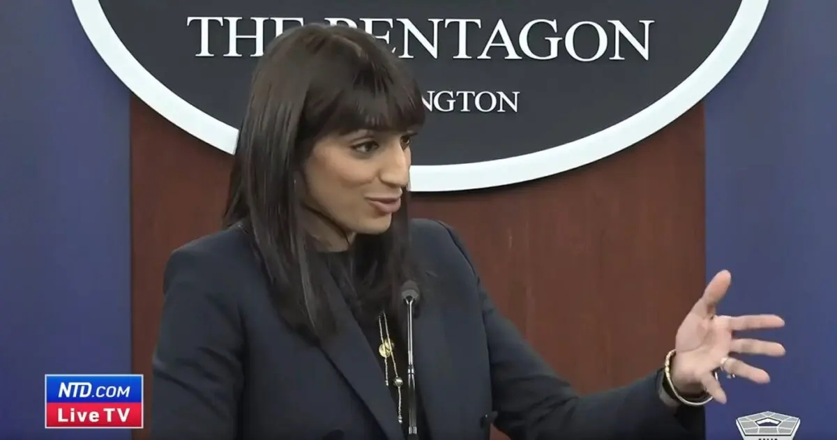 La vicesecretaria de prensa del Departamento de Defensa de Estados Unidos, Sabrina Singh, habla en una rueda de prensa en Washington el 20 de febrero de 2024, en una imagen de un vídeo publicado por NTD. (Captura de pantalla vía NTD)