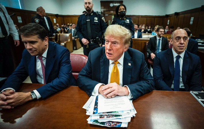 El expresidente Donald Trump con los abogados Todd Blanche y Emil Bove en la Corte Penal de Manhattan, el 29 de mayo de 2024. (Jabin Botsford-Pool/Getty Images)