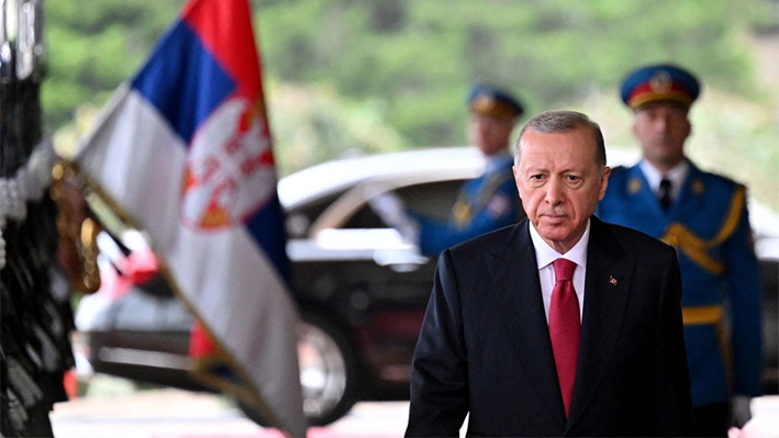 El presidente turco Recep Tayyip Erdogan llega para una reunión con el presidente serbio en Belgrado, Serbia, el 11 de octubre de 2024. (Andrej Isakovic/AFP vía Getty Images)