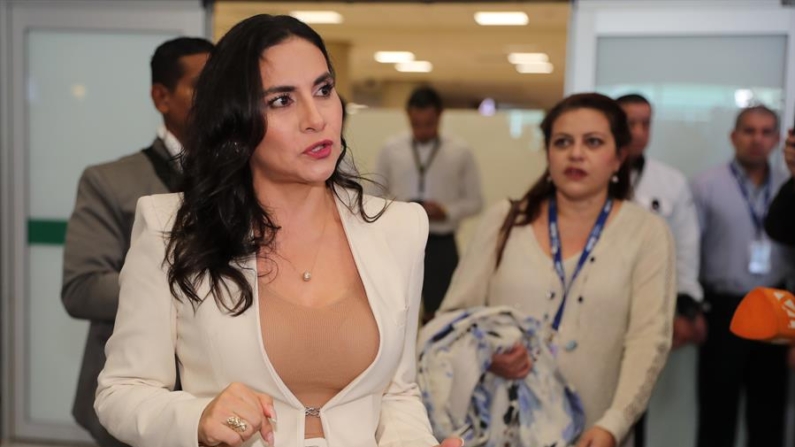 La suspendida vicepresidenta de Ecuador y embajadora en Israel, Verónica Abad, ofrece declaraciones a su llegada el 20 de noviembre de 2024, al aeropuerto Internacional Mariscal Sucre en Quito (Ecuador). EFE/ José Jácome