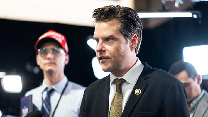 El representante Matt Gaetz (R-Fla.) habla con los periodistas en el Centro de Convenciones de Pensilvania, en Filadelfia, el 10 de septiembre de 2024. (Madalina Vasiliu/The Epoch Times)