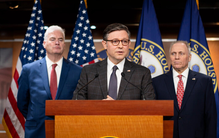 (De izq. a der.) El representante Tom Emmer (R-Minn.), el presidente de la Cámara de Representantes Mike Johnson y el líder de la mayoría de la Cámara de Representantes Steve Scalise (R-La.) hablan durante la conferencia de prensa semanal del Partido Republicano, en el Capitolio de EE. UU., el 19 de noviembre de 2024. (Madalina Vasiliu/The Epoch Times)