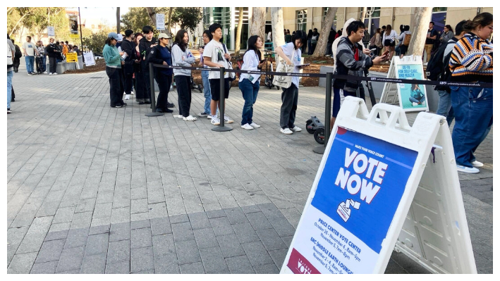 El día de las elecciones del 5 de noviembre de 2024, estudiantes de la Universidad de California-San Diego hacen cola para votar en un centro de votación instalado en el campus. (Cortesía Phillip Zhu)