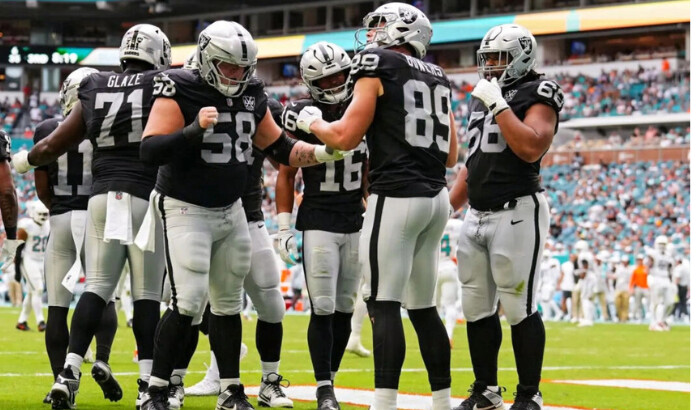 Jakobi Meyers #16 y Brock Bowers #89 de los Raiders de Las Vegas celebran con sus compañeros de equipo después del touchdown de recepción de Bowers en el tercer cuarto de un partido en el Hard Rock Stadium en Miami Gardens, Florida, el 17 de noviembre de 2024. (Rich Storry/Getty Images)