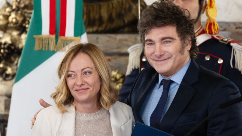 La primera ministra de Italia, Giorgia Meloni (i), y el presidente de Argentina, Javier Milei, se abrazan después de una declaración conjunta en la Casa de Gobierno de Argentina durante una visita oficial a la Casa Rosada el 20 de noviembre de 2024, en Buenos Aires, Argentina. (Foto de Tomás Cuesta/Getty Images)