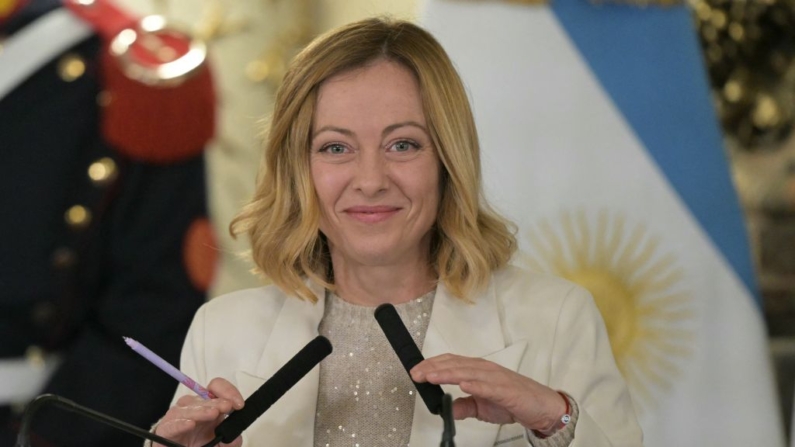 La primera ministra de Italia, Giorgia Meloni, sonríe durante una declaración conjunta con el presidente de Argentina, Javier Milei, en el palacio presidencial de la Casa Rosada en Buenos Aires (Argentina) el 20 de noviembre de 2024. (Juan Mabromata/AFP vía Getty Images)