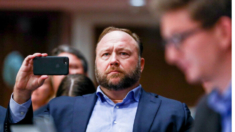 Alex Jones demanda a los padres de Sandy Hook y a The Onion para detener la venta de Infowars