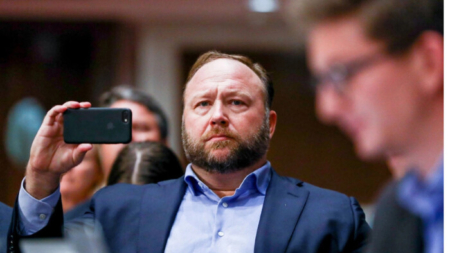 Alex Jones demanda a los padres de Sandy Hook y a The Onion para detener la venta de Infowars