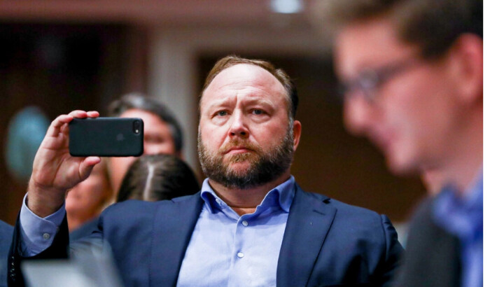 El fundador de InfoWars, Alex Jones, toma fotos en una audiencia para examinar el uso de plataformas de medios sociales por parte de operaciones de influencia extranjera ante el Comité de Inteligencia en el Capitolio en Washington el 5 de septiembre de 2018. (Samira Bouaou/The Epoch Times)