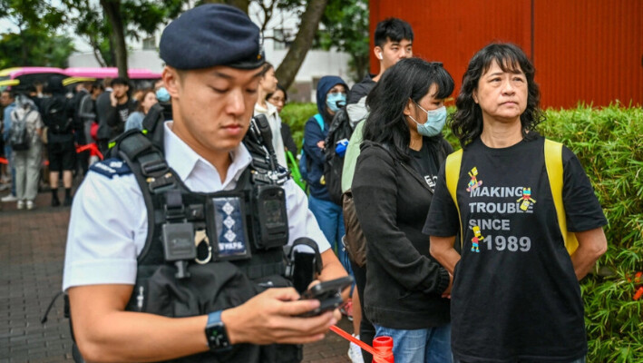 Una fila se forma fuera de la Corte de Magistrados de West Kowloon en Hong Kong el 19 de noviembre de 2024. (Peter Parks/AFP vía Getty Images).