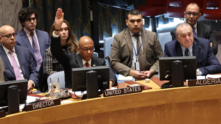 El embajador Robert Wood, representante alterno de los Estados Unidos para asuntos políticos especiales en la ONU, levanta las manos para vetar un proyecto de resolución durante una reunión del Consejo de Seguridad de las Naciones Unidas sobre la situación en Oriente Medio, en la sede de la ONU en Nueva York, el 20 de noviembre de 2024. (Michael M. Santiago/Getty Images).