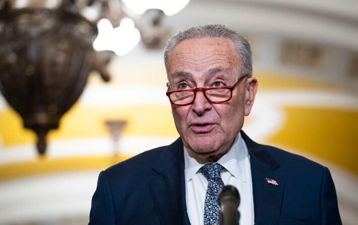 El líder de la mayoría del Senado, Chuck Schumer (D-N.Y.), habla con la prensa después de la elección del liderazgo republicano del Senado, en Washington, el 13 de noviembre de 2024. (Madalina Vasiliu/The Epoch Times)