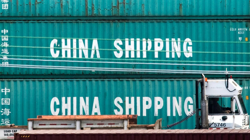 Un camión pasa junto a contenedores de envío de China en el Puerto de Los Ángeles, en Long Beach, California, el 1 de septiembre de 2019. (Mark Ralston/AFP via Getty Images)
