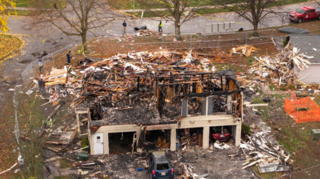 Explosión que sacude edificio residencial, provoca incendio y heridos en un barrio de Detroit