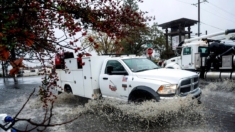 Tormenta de lluvia y nieve golpea el norte de California y 2 personas mueren en la costa oeste