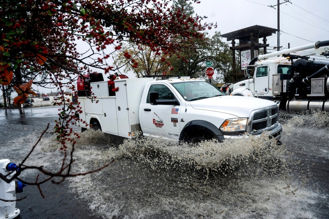 Tormenta de lluvia y nieve golpea el norte de California y 2 personas mueren en la costa oeste