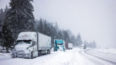 Tormenta de lluvia y nieve golpea el norte de California y 2 personas mueren en la costa oeste