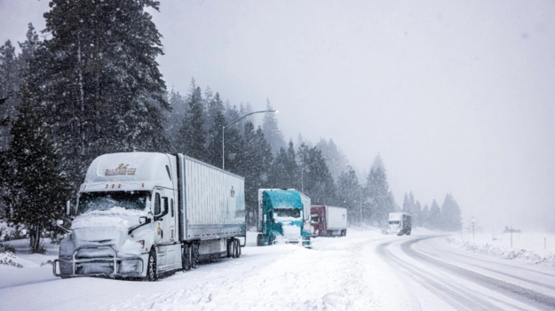 Tormenta de lluvia y nieve golpea el norte de California y 2 personas mueren en la costa oeste