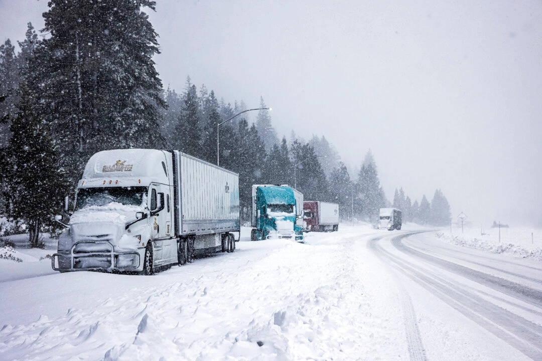 Tormenta de lluvia y nieve golpea el norte de California y 2 personas mueren en la costa oeste