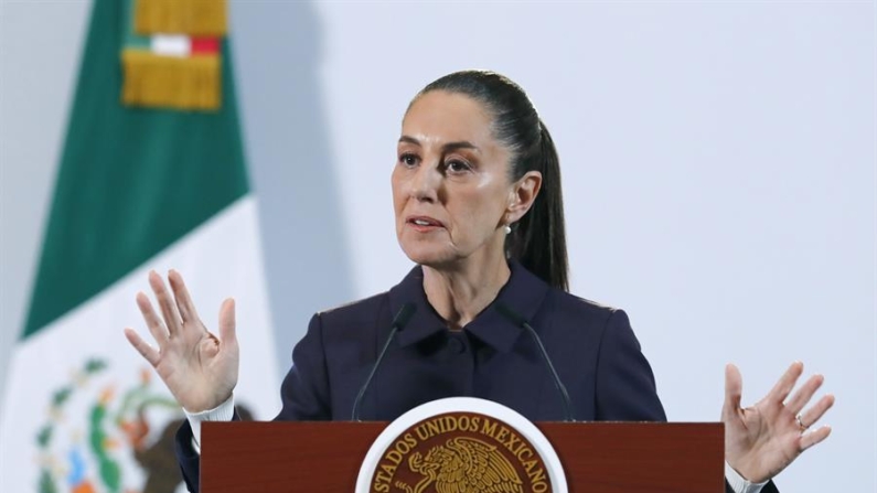 La presidenta de México, Claudia Sheinbaum, habla durante su conferencia de prensa el 21 de noviembre de 2024 en el Palacio Nacional de la Ciudad de México (México). EFE/ Mario Guzmán