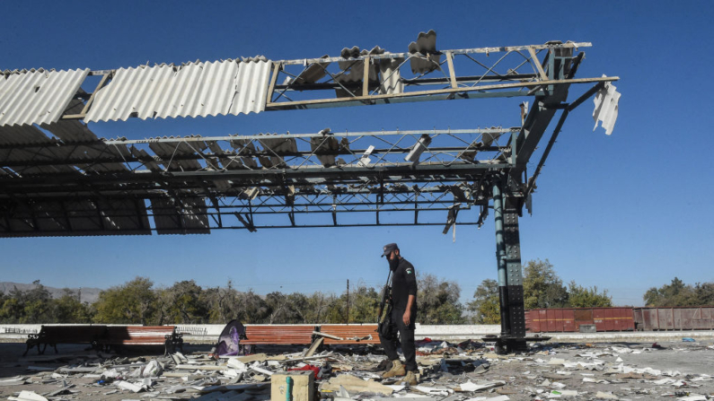 Un personal de seguridad inspecciona el lugar de la explosión en una estación de ferrocarril el 10 de noviembre de 2024 en Pakistán. (Banaras Khan/AFP vía Getty Images)