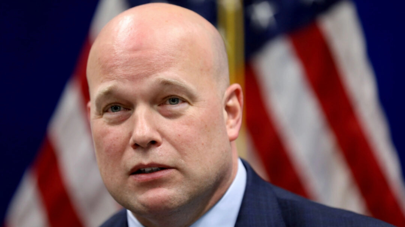 El fiscal general interino Matthew Whitaker habla con las fuerzas del orden estatales y locales sobre los esfuerzos para combatir los delitos violentos y la crisis de opioides en Des Moines, Iowa, el 14 de noviembre de 2018. (Scott Morgan/Reuters)