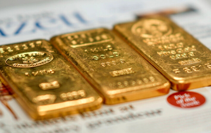 Tres lingotes de oro de un kilogramo en la tienda de un comerciante de oro en Birmingham, Inglaterra, el 13 de diciembre de 2023. (Christopher Furlong/Getty Images)