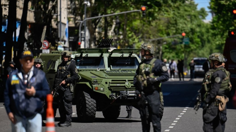 Agentes de la policía federal hacen guardia en la Avenida Mayo durante un operativo de seguridad en los alrededores de la embajada de Israel en Buenos Aires (Argentina) tras una amenaza de bomba, el 18 de octubre de 2023. (Luis Robayo/AFP vía Getty Images)