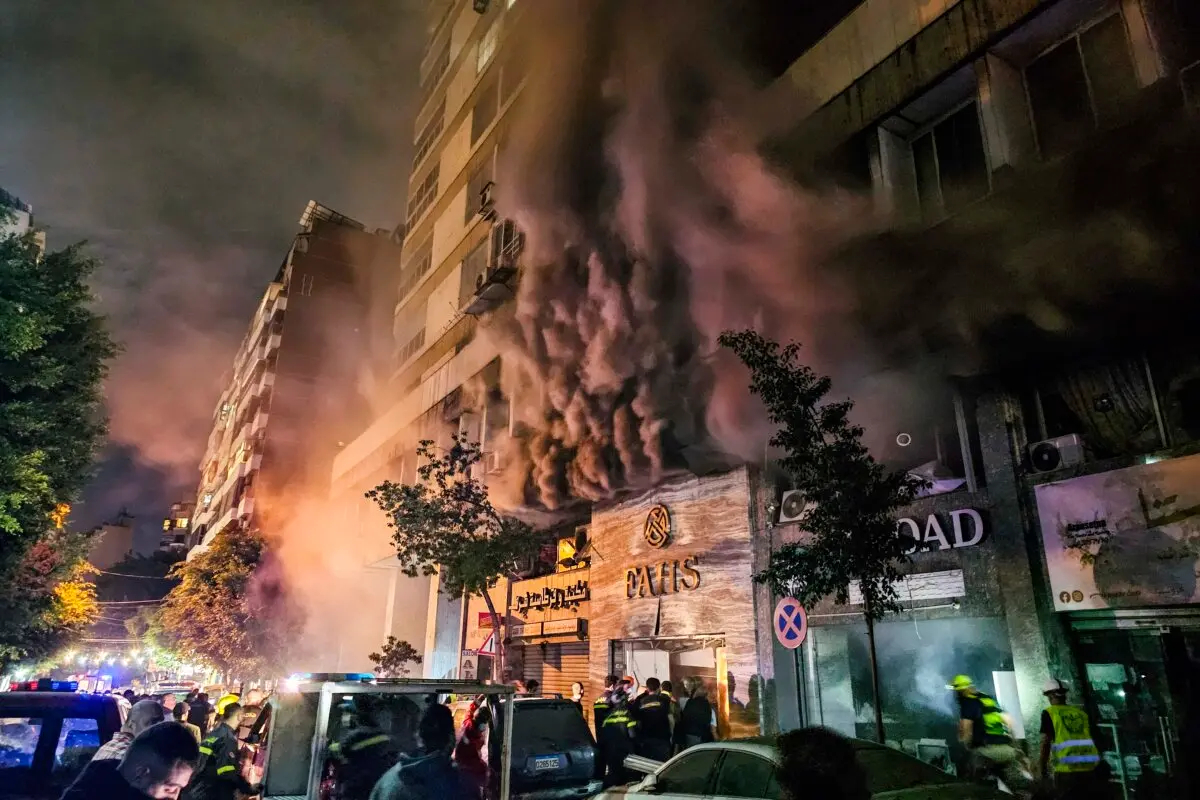 Trabajadores de la defensa civil extinguen un incendio en el lugar de un ataque aéreo israelí en Beirut, Líbano, 17 de noviembre de 2024. (Hassan Ammar/AP Photo)