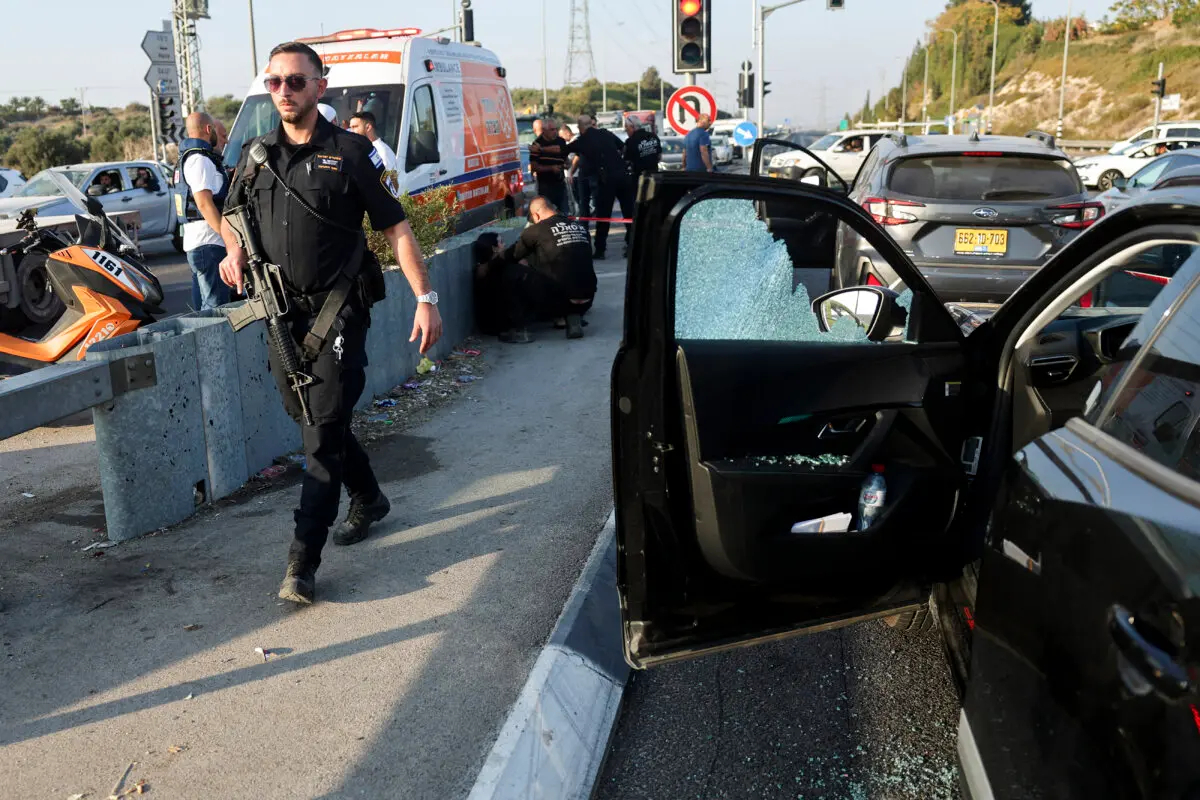 Fuerzas de seguridad israelíes consuelan a una mujer tras un ataque con cohetes desde el Líbano cerca de Kiryat Ata, en el distrito de Haifa, al norte de Israel, el 31 de octubre de 2024. (Ahmad Gharabli/AFP vía Getty Images)