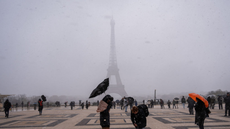 La torre Eiffel bajo la nieve desde la Place du Trocadero debido a la tormenta Caetano en París, Francia, el 21 de noviembre de 2024. (Sandrine Marty/Hans Lucas/AFP vía Getty Imágenes)