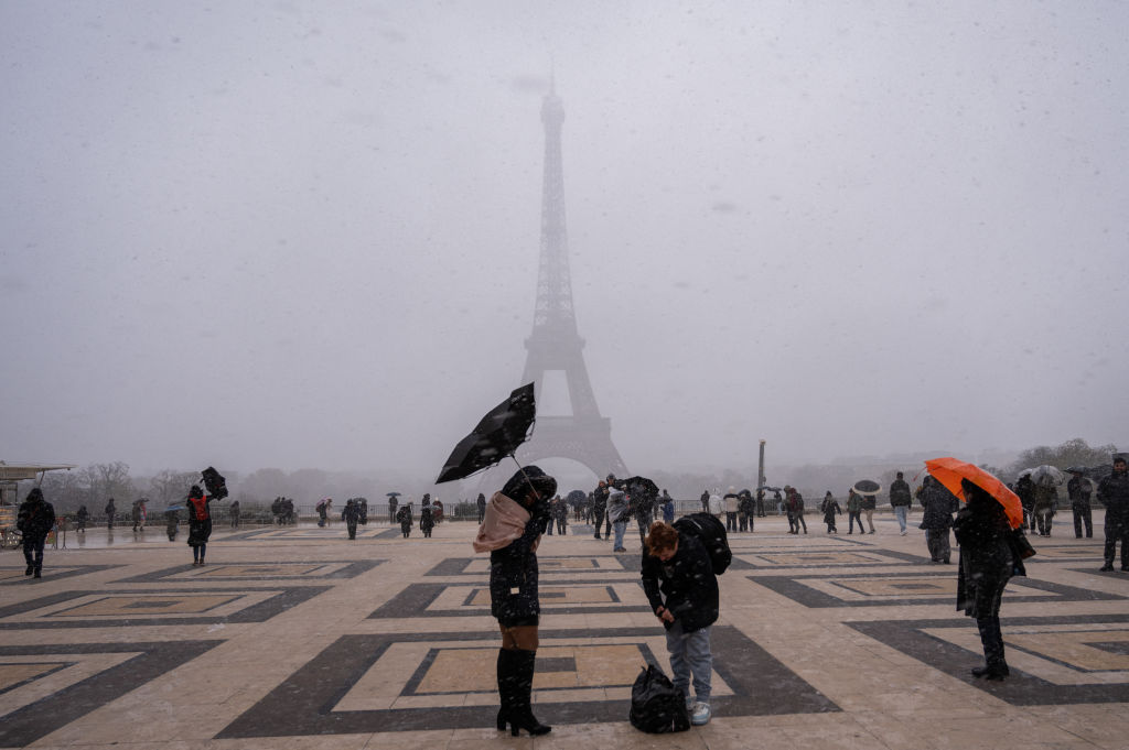 Vuelos cancelados y la torre Eiffel cerrada por temporal de nieve en París