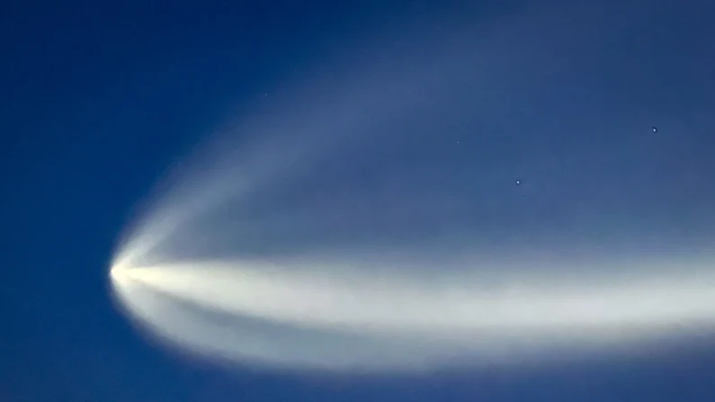 Un cohete Falcon 9 de SpaceX que transporta 22 satélites Starlink es visto desde Palm Springs, California, el 18 de marzo de 2024. (John Fredricks/The Epoch Times)
