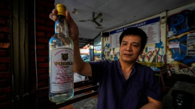 Mueren cinco turistas tras beber alcohol adulterado en Laos, uno era estadounidense