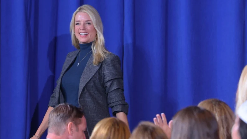 La ex fiscal general de Florida Pam Bondi sube al escenario para hablar en un mitin de campaña con el candidato presidencial republicano y expresidente Donald Trump en Gastonia, Carolina del Norte, el 2 de noviembre de 2024. (Brian Snyder/Reuters)
