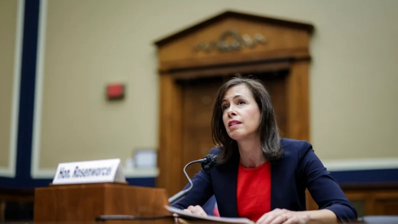 Jessica Rosenworcel, presidenta de la Comisión Federal de Comunicaciones, declara durante una audiencia del Subcomité del Comité de Energía y Comercio de la Cámara de Representantes en Washington el 31 de marzo de 2022. (Kevin Dietsch/Getty Images)
