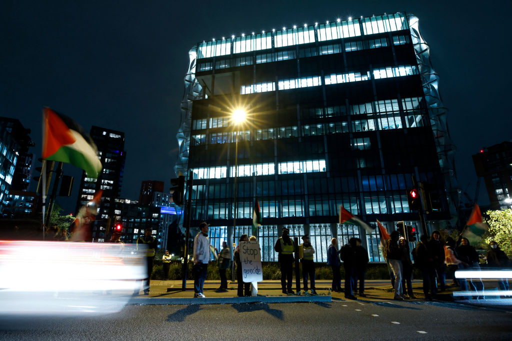 Policía de Londres efectúa una explosión controlada frente a la embajada de EE. UU.