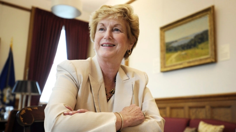 La gobernadora de Connecticut, M. Jodi Rell, hace una pausa durante una entrevista en su despacho del Capitolio en Hartford, Connecticut, el 21 de agosto de 2009. (Jessica Hill/Foto AP)