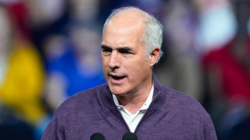 El senador Bob Casey, (D-Pa.), habla ante el presidente Joe Biden en un mitin en Filadelfia, Pensilvania, el 5 de noviembre de 2022. (Matt Rourke/Foto AP)