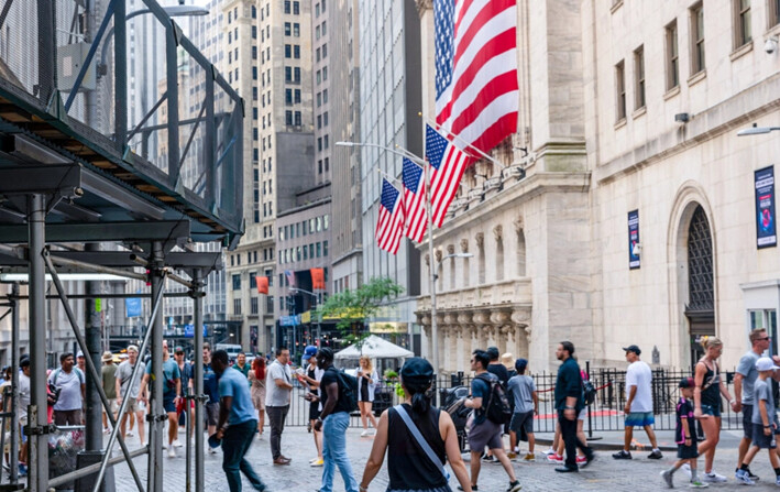 La gente pasa por la Bolsa de Valores de Nueva York, en Nueva York, el 5 de julio. (Spencer Platt/Getty Images)