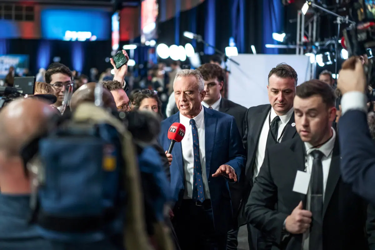 Robert F. Kennedy Jr. habla con los periodistas en el Centro de Convenciones de Pensilvania en Filadelfia el 10 de septiembre de 2024. (Madalina Vasiliu/The Epoch Times)