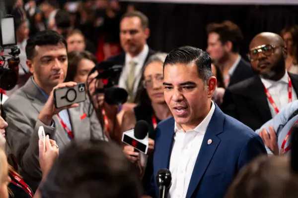 El representante Robert Garcia (D-Calif.) habla con miembros de la prensa en la sala de prensa después del debate presidencial entre el presidente Joe Biden y el ex presidente Donald J. Trump en Atlanta, Georgia, el 27 de junio de 2024. (Madalina Vasiliu/The Epoch Times)