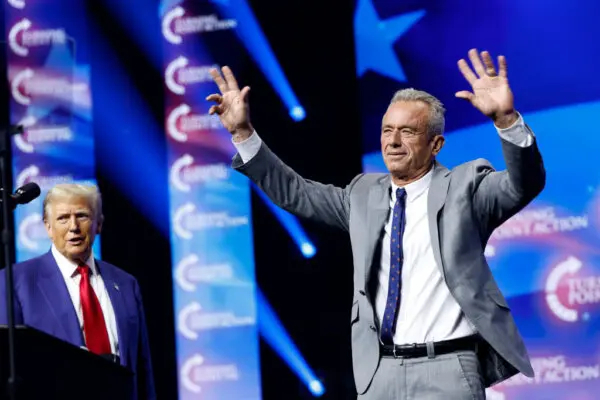 El entonces candidato presidencial republicano, el expresidente de EE. UU. Donald Trump, da la bienvenida al escenario a Robert F. Kennedy Jr. en un mitin de la campaña Turning Point Action en el Gas South Arena de Duluth, Georgia, el 23 de octubre de 2024. (Anna Moneymaker/Getty Images)