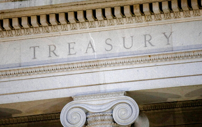 El edificio del Departamento del Tesoro al anochecer, en Washington, el 6 de junio de 2019. (Patrick Semansky/AP Photo)