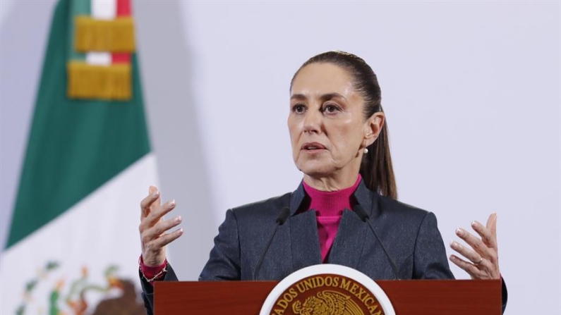 La presidenta de México, Claudia Sheinbaum, habla durante una rueda de prensa el 22 de noviembre de 2024, en Palacio Nacional en Ciudad de México (México). EFE/ Mario Guzmán