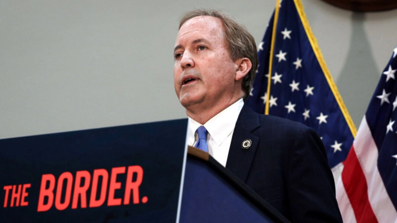 El fiscal general de Texas, Ken Paxton, habla en una conferencia de prensa sobre la frontera sur de EE. UU. y las políticas de inmigración del presidente Joe Biden, en el Hart Senate Office Building en Washington, el 12 de mayo de 2021. (Anna Moneymaker/Getty Images)