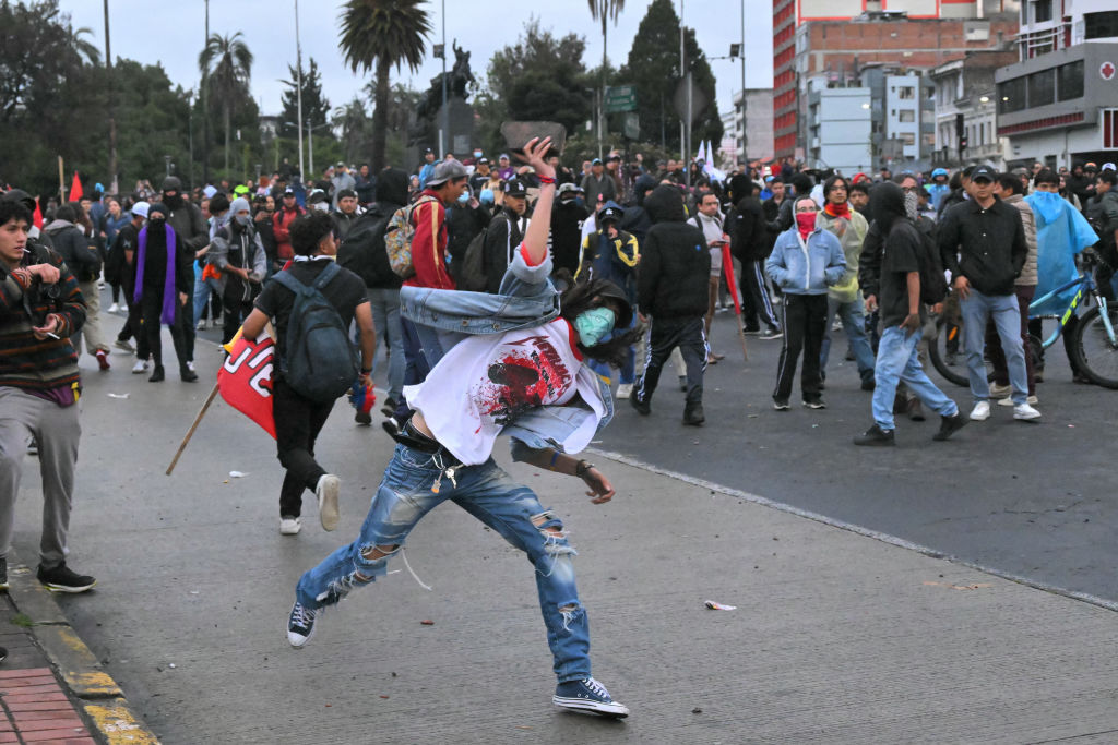 Policías de Ecuador dispersan manifestación contra Gobierno